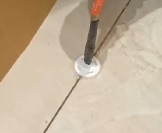内黄瓷砖空鼓维修公司专业解答瓷砖在铺贴过程中，如果没有涂抹均匀到位的粘结材料（如水泥砂浆或瓷砖胶），可能会导致以下问题